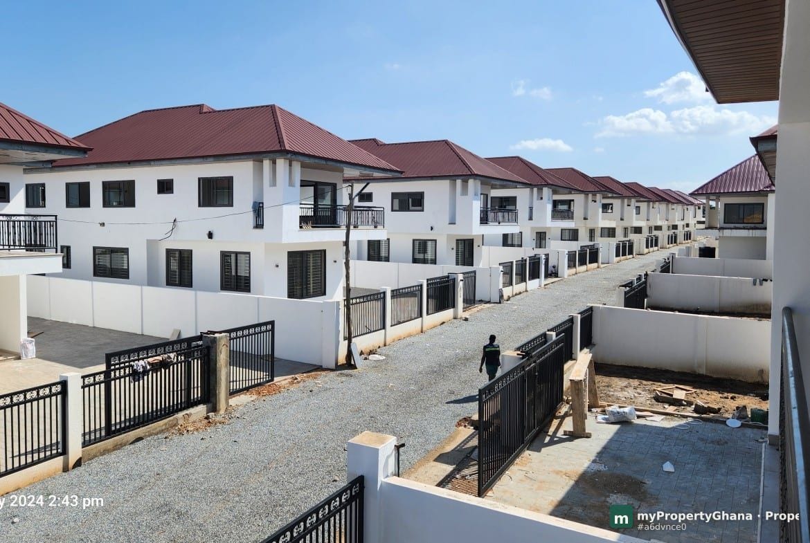 5 bedroom house Adenta