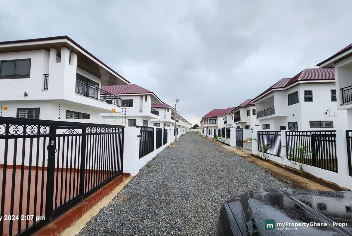 5 bedroom house Adenta