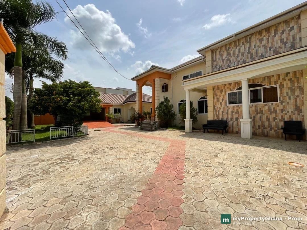 4-bed duplex with boys quarters in Ayimensah