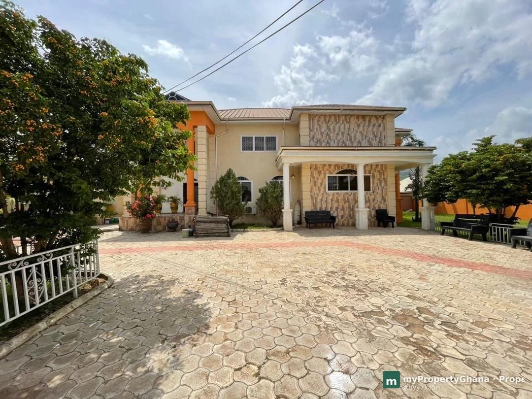 4-bed duplex with boys quarters in Ayimensah